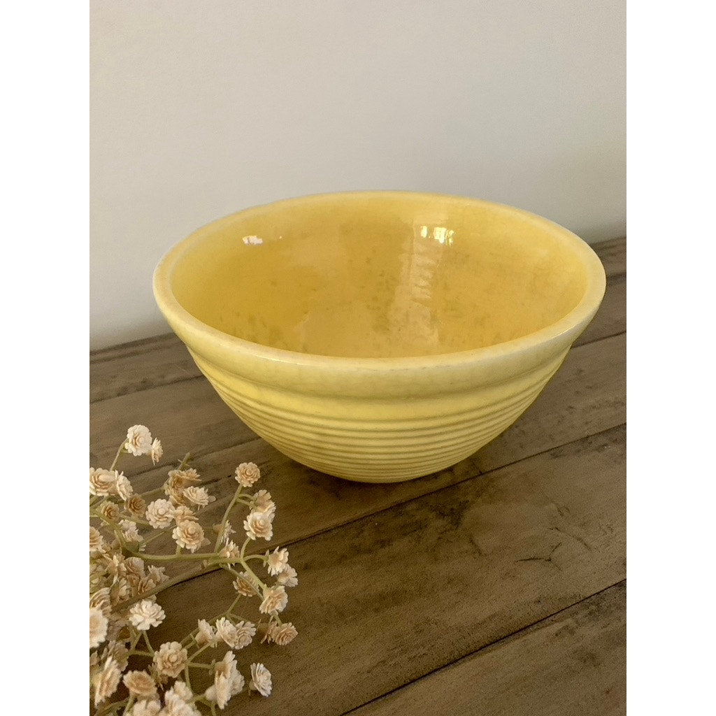 Vintage Yellow Pottery Mixing Bowl with Ribbed Sides – Rustic Farmhouse Cottage