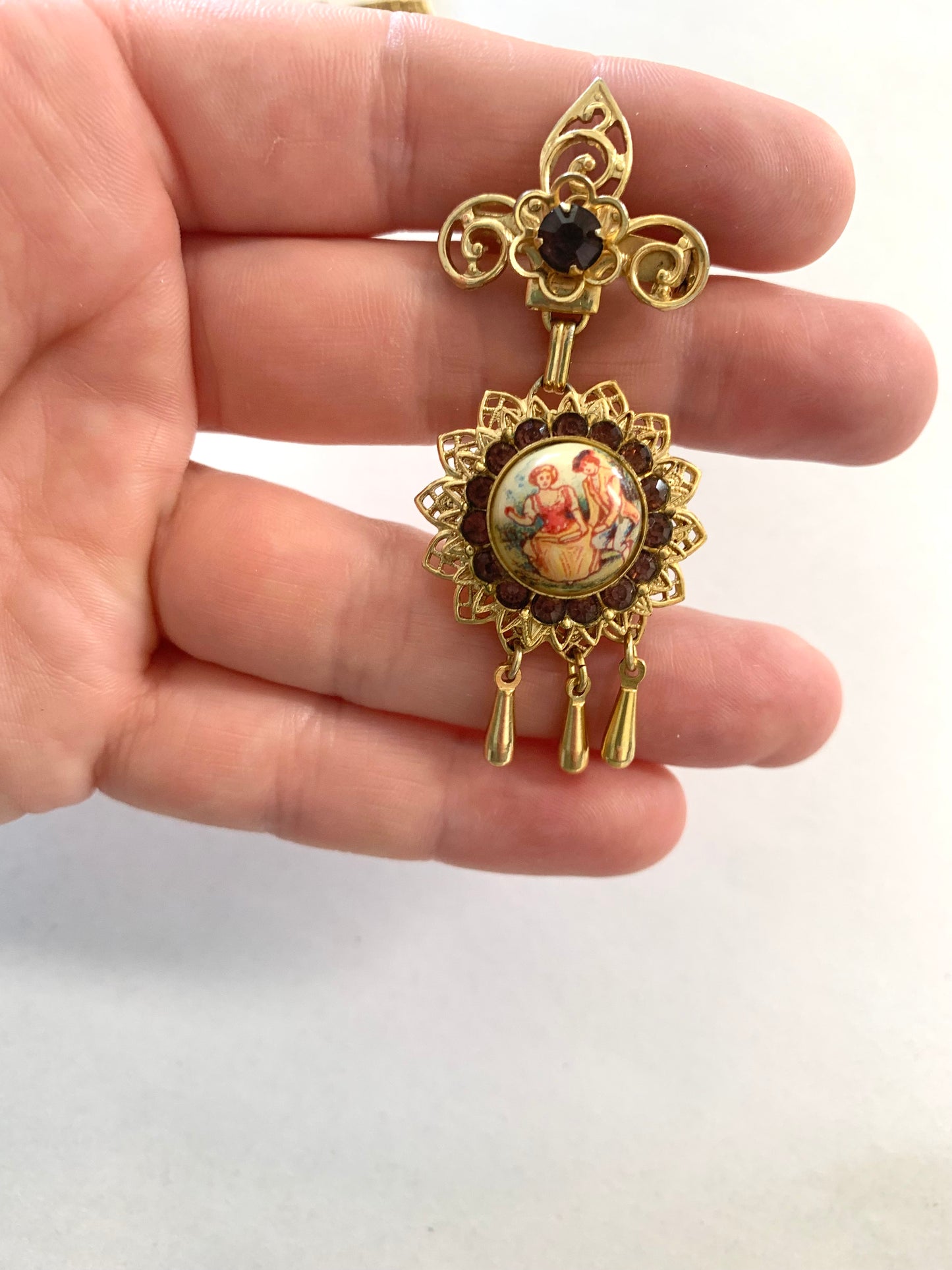 8 Brooches