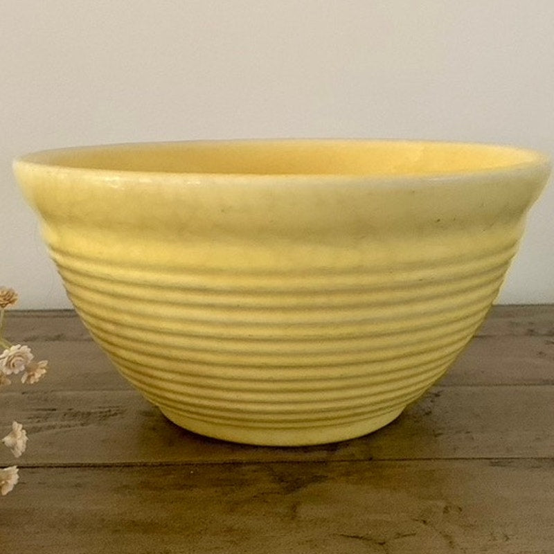 Vintage Yellow Pottery Mixing Bowl with Ribbed Sides – Rustic Farmhouse Cottage
