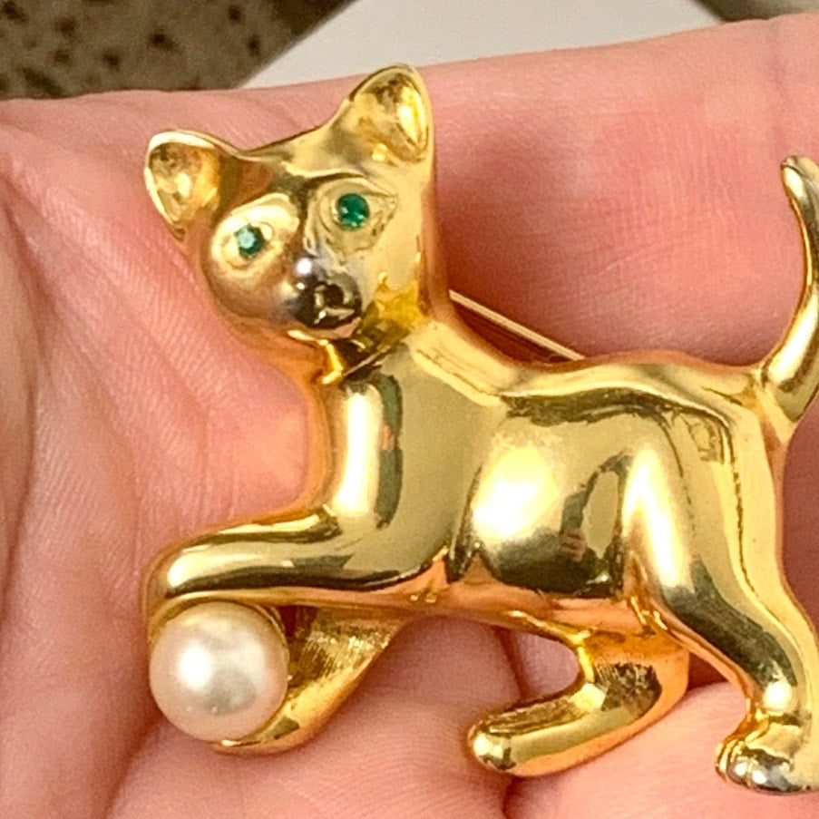 Vintage Cat Brooch Goldtone Faux Pearl Ball Green Rhinestone Eyes Kitty Pin