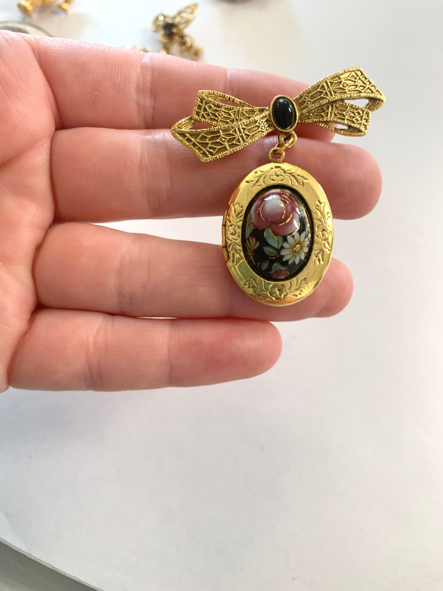 8 Brooches