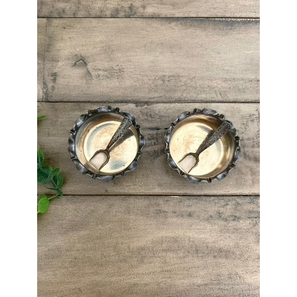 Vintage Meriden B Quadruple Silver Plate Pair of Salt Cellars with Spoons