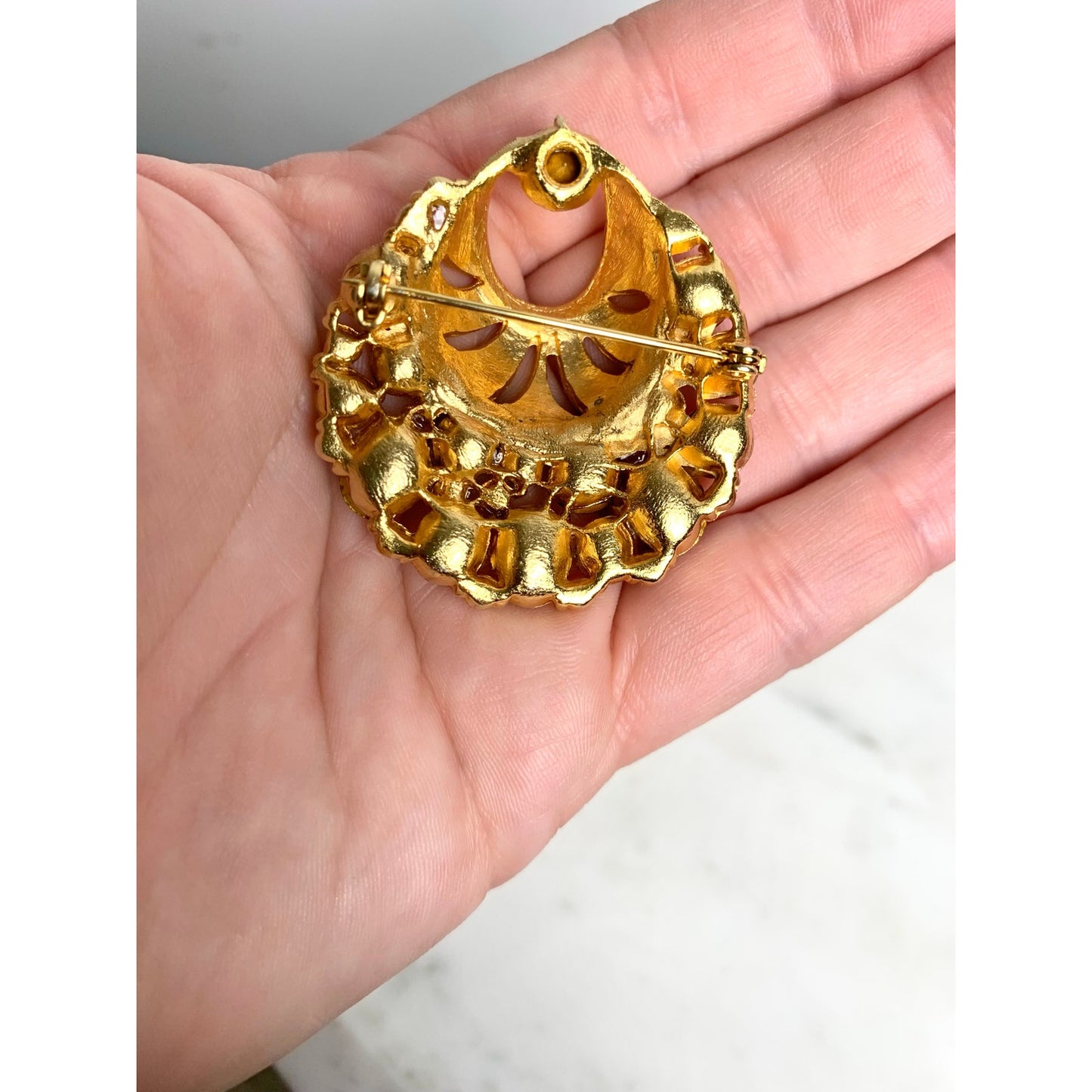 Vintage Goldtone Rhinestone Clamshell Brooch Sparkling Costume Jewelry Pin Glam