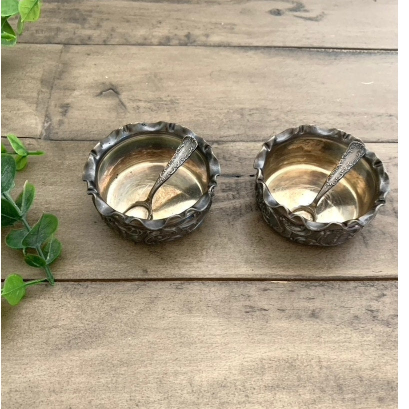 Vintage Meriden B Quadruple Silver Plate Pair of Salt Cellars with Spoons