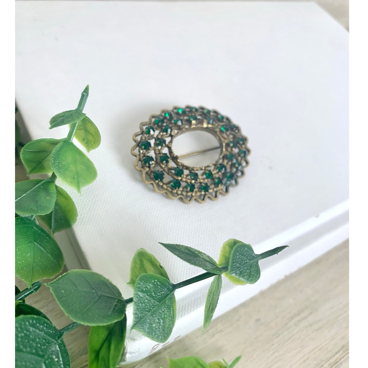 Vintage Emerald Green Rhinestone Brooch Brass Filigree Openwork Pin Cocktail Glam