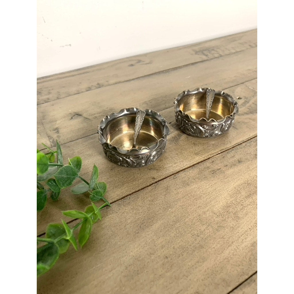 Vintage Meriden B Quadruple Silver Plate Pair of Salt Cellars with Spoons