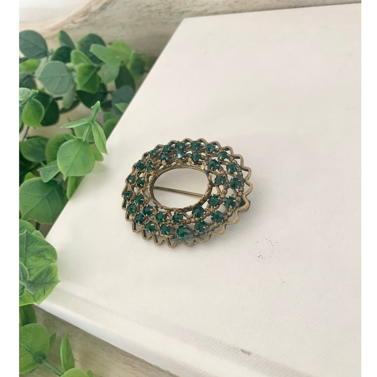 Vintage Emerald Green Rhinestone Brooch Brass Filigree Openwork Pin Cocktail Glam