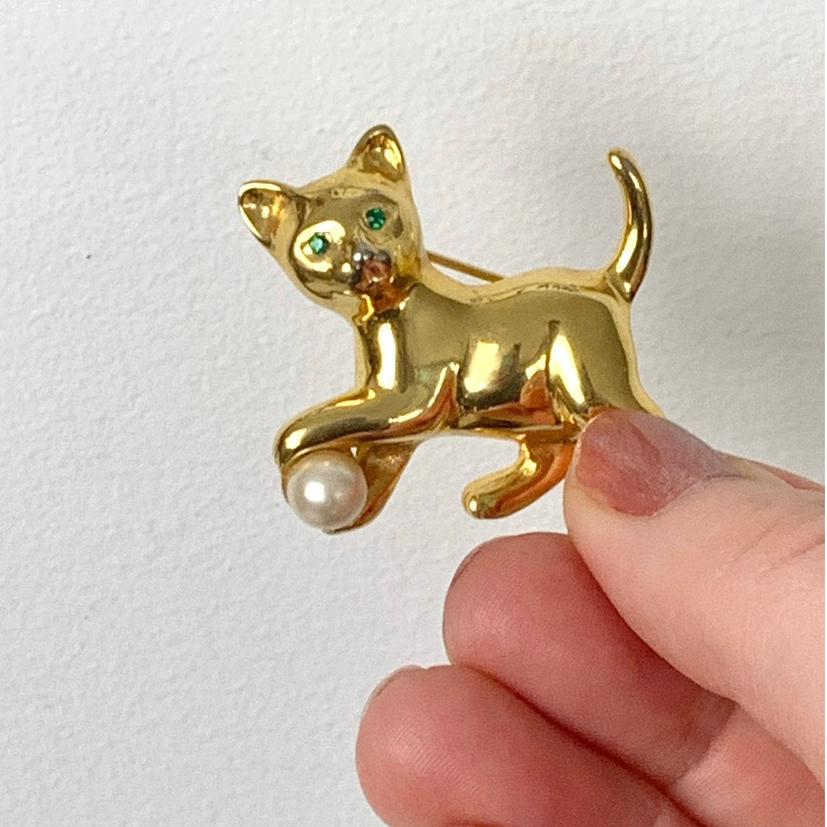 Vintage Cat Brooch Goldtone Faux Pearl Ball Green Rhinestone Eyes Kitty Pin