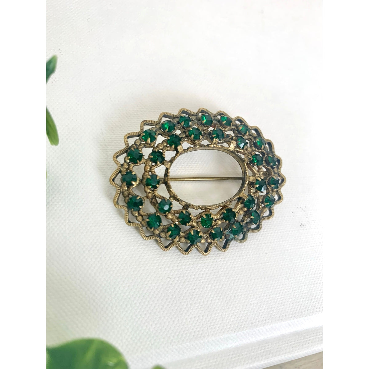 Vintage Emerald Green Rhinestone Brooch Brass Filigree Openwork Pin Cocktail Glam